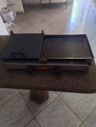 Chapa com prensa para lanches 