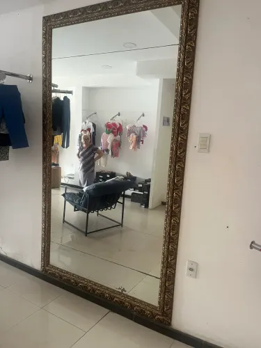 Espelho grande que mede 2,40 altura por 1,35 de largura