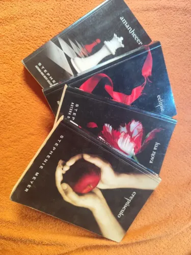 Livros Saga crepúsculo ( Crepúsculo, lua nova, eclipse e amanhecer)