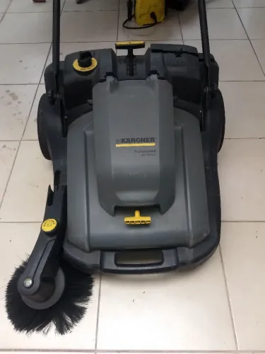 Varredeira Karcher KM 70/30 BATERIA