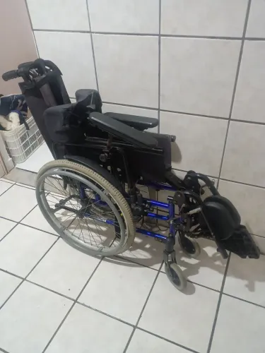 Cadeira de rodas e cadeira de banho semi nova