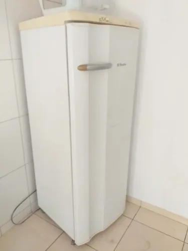 Consertos e manutenções de geladeira, secadora e freezer