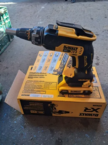 Parafusadeira dewalt modelo DCF.630b so máquina sem bateria sem carregador