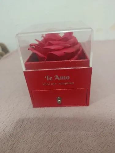 Caixa presente romântica com rosa interna