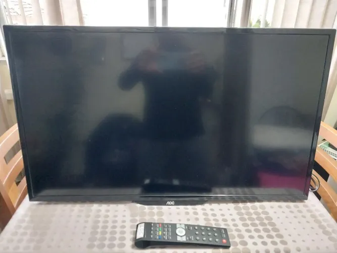 TV AOC 32" funcionando normal.