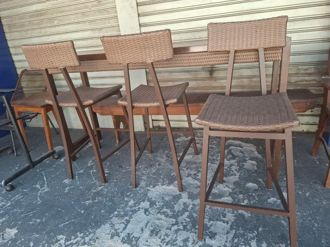 Mesa alta com banquetas