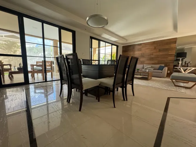 Vendo mesa de jantar com 8 cadeiras