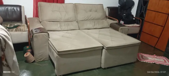 Sofá retrátil reclinável bege