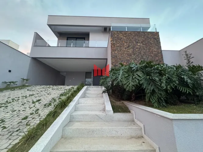 Incrível Casa em Condomínio localizada no Bairro Golden Class, com 4 dormitórios, sendo 3 