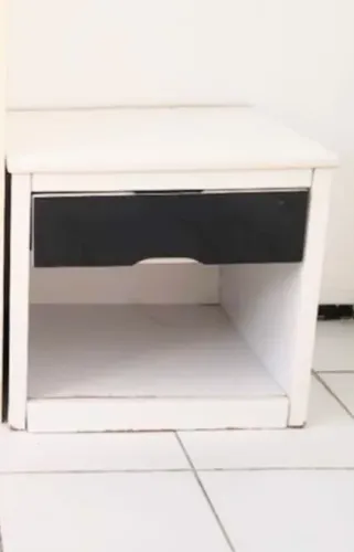 Mesa de cabeceira com gaveta
