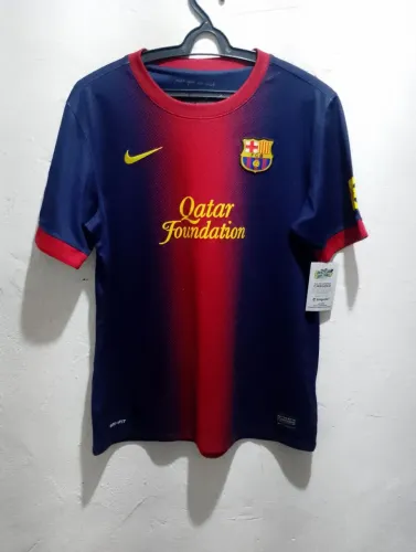 Camisa P Nike azul e vermelha do Barcelona para a temporada 2012/2013.