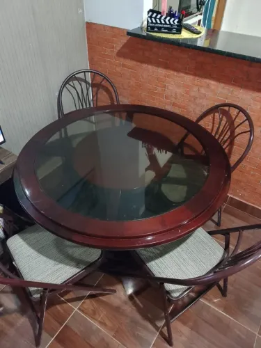 Mesa de vidro com madeira