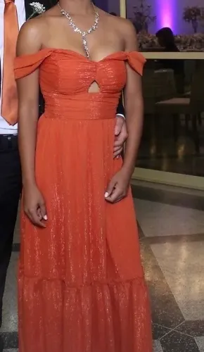 Vende-se vestidos de festa