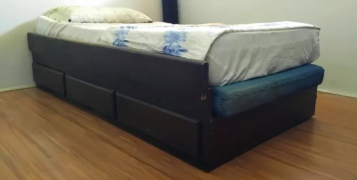 Cama de solteiro em madeira maciça com 3 gavetas