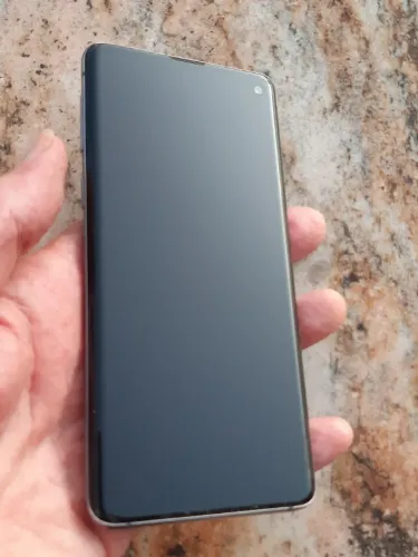 Samsung Galaxy S10 sem uso mas pontinho do canto da tela