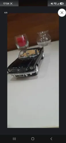 Vendo 2 .miniaturas carros antigos em ferro
