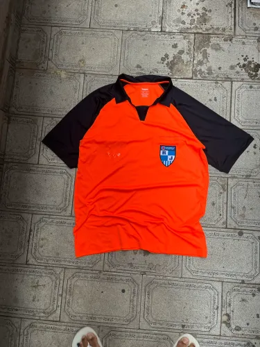 duas camisas de árbitro