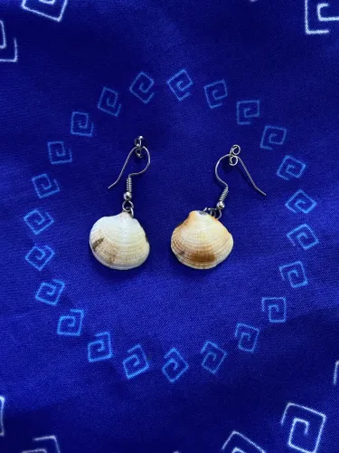 brinco feito a mão de conchas