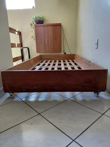Cama de Solteiro Auxiliar, em Madeira, com Rodinhas.