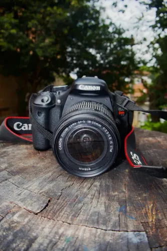 Canon EOS Rebel T3i + Lente 18-135mm