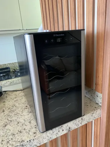 Adega de vinho para 8 garrafas