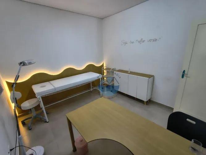 Linda sala para locação mobiliada no Centro de São Vicente (SP) por R$.2.300,00 (pacote) !