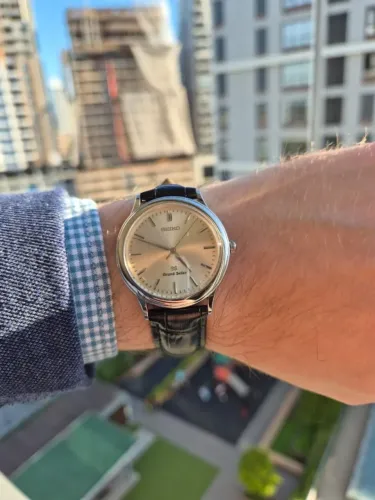 Grand Seiko (modelo *), movimento em quartz, case de 34mm e pulseira de couro