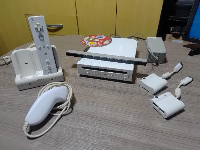 Console Nintendo Wii Branco com Controles e Acessórios (Videogame / TV / Televisão)