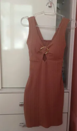 Vestido marrom com decote estiloso