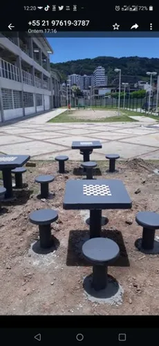 Mesas quadradas de concreto para praça/jardim.