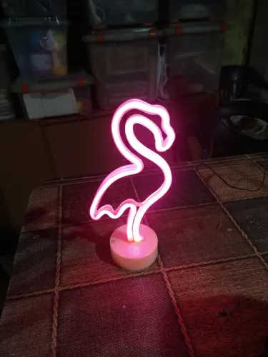 Luminária cisne rosa.