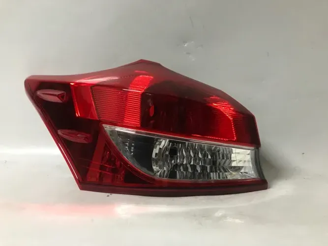 Lanterna Yaris Hatch sem led