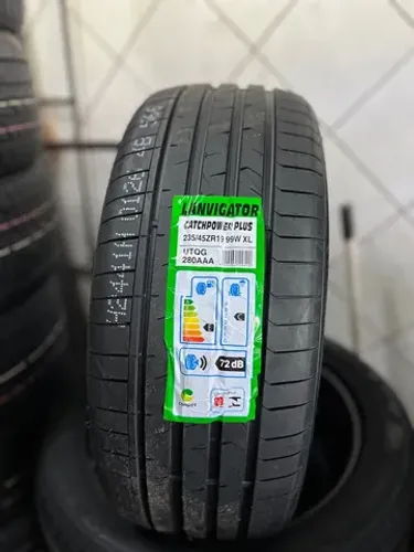 Pneu 235/45R19 Novo.