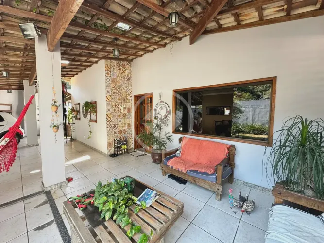 Casa Linear - 03 quartos - 01 suíte - 03 vagas de garagem - área gourmet - quintal - Bairr