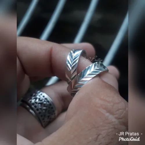 Par de alianças em prata com design de flecha
