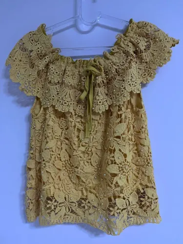 Blusa feminina em renda estilo ciganinha