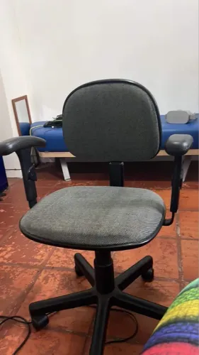Cadeira modelo Secretaria de tecido cinza chumbo com rodas e bracos