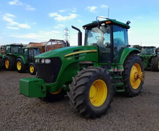 Trator John Deere 7230J ano 2022, 4x4, com 1.305 horas, em SP