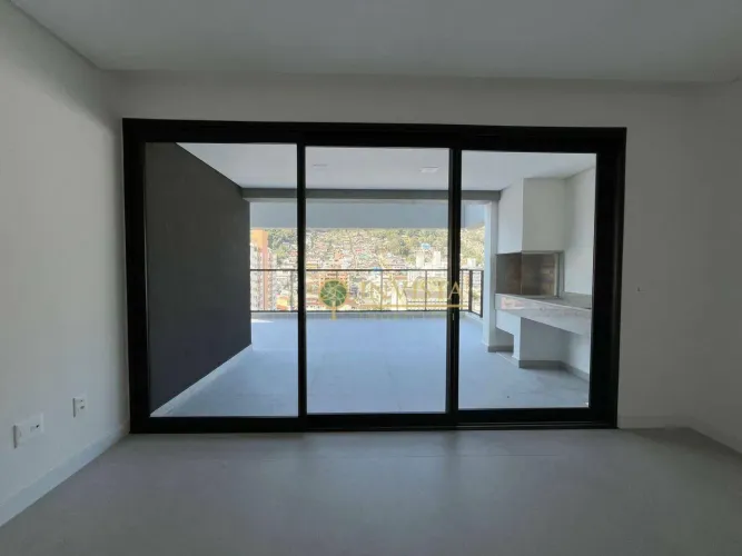À venda no Centro de Florianópolis! Terraço privativo com churrasqueira, andar alto e 3 qu