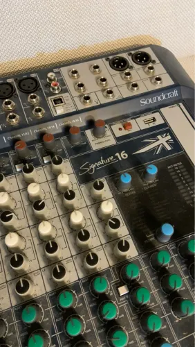 Mesa de Som Soundcraft Signature 16