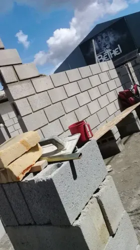 Pedreiro disponível para sua obra faça já o seu orçamento */ *