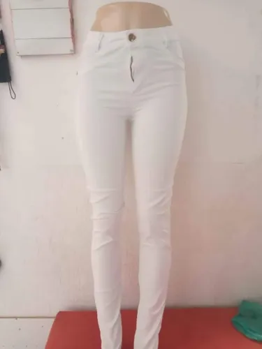 Calça branca tamanho 38 tem pouco elastano
