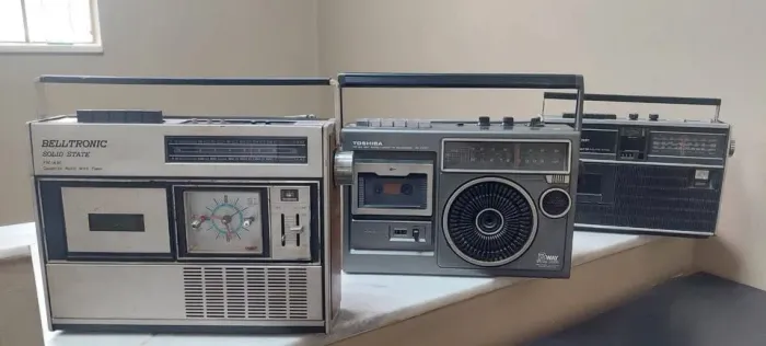 Radio gravador antigo belltronic modelo 555 Toshiba RT-6100 Sharp RD-477X Leia o anúncio