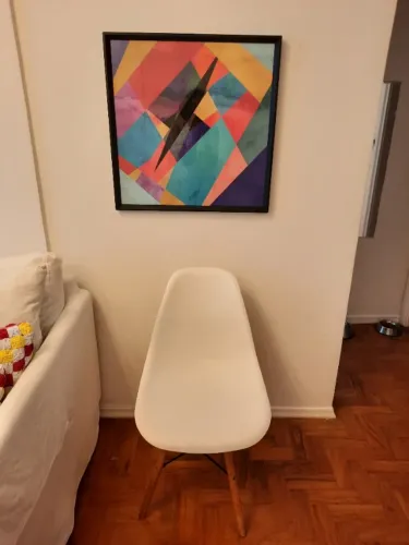 Cadeira branca, pés de madeira, aitura 82cm, altura do espaldar 44cm, assento largura 48cm