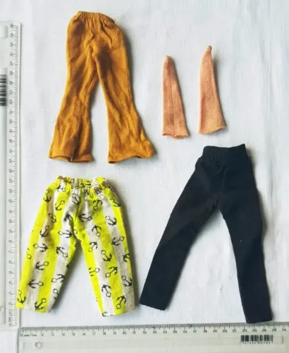 Brinquedos - Roupinhas de Bonecas (3 Calças e 1 Meia) - Anos 90