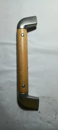 08 Puxador de Porta em Madeira e Metal 128 mm