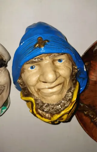 Cabeça marujo em gesso antigo com marcas do tempo 13cm (pendurar na parede)