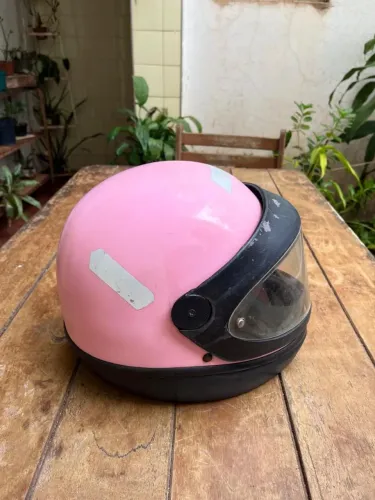 capacete rosa usado