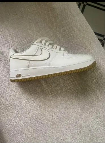 Nike Air Force 1 Branco com Detalhes Dourados