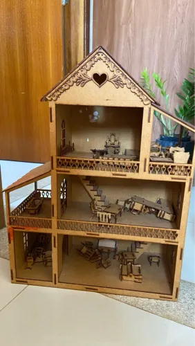 Casa de bonecas de madeira